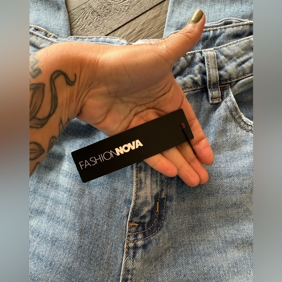 BNWT Fashion Nova “Brianca” Bow Backside Wide Leg Jeans , size 7. - Picture 9 of 13